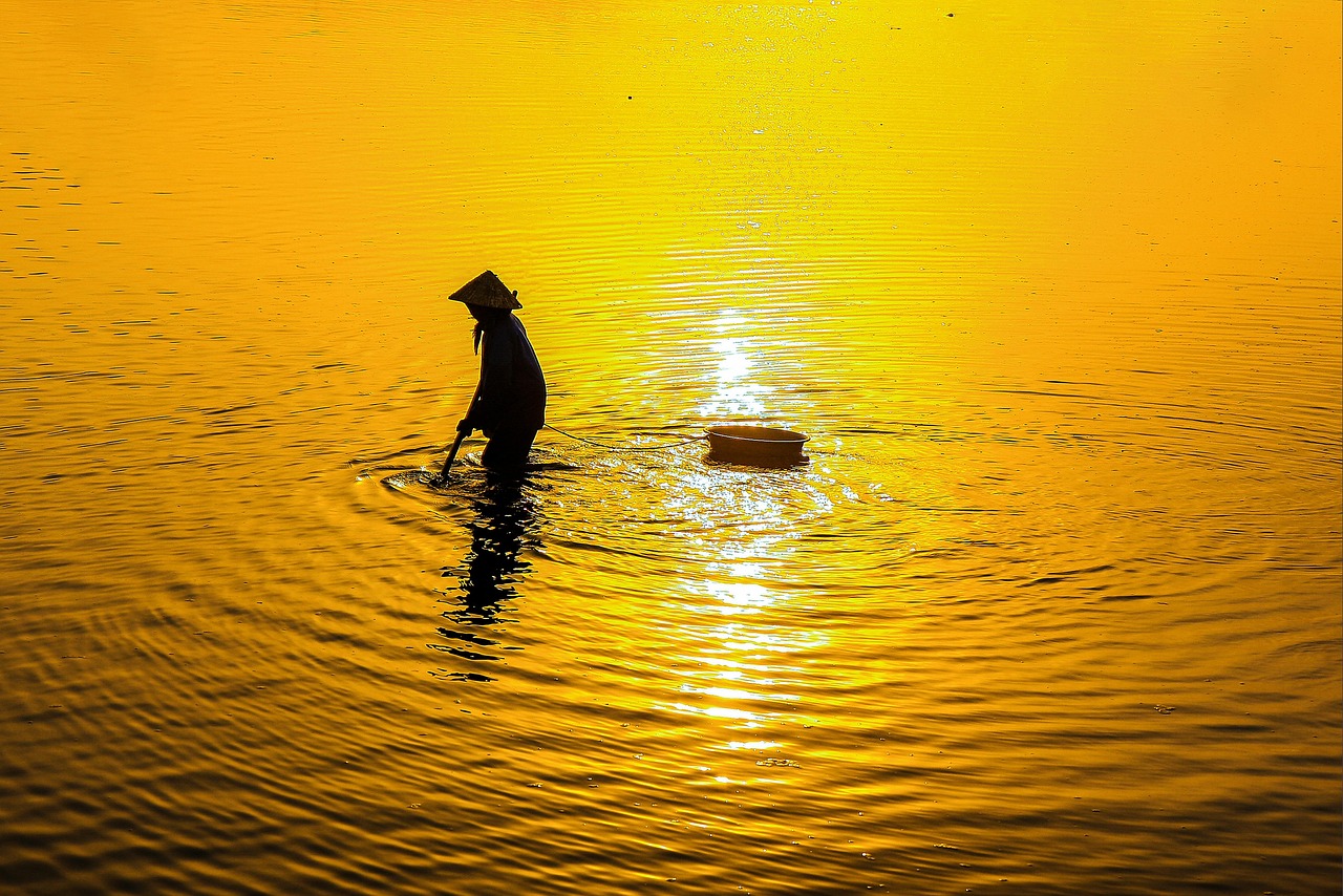 デスクで靴を脱ぐ女性のエチケットとは何ですか？