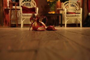 人前で靴が脱げるのを防ぐためのヒールの高さはどれくらいが理想？